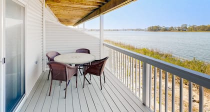 Bethany Marina bayfront condo with pool, 4 bikes, fireplace, water views
