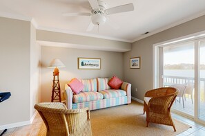 Een televisie en een open haard