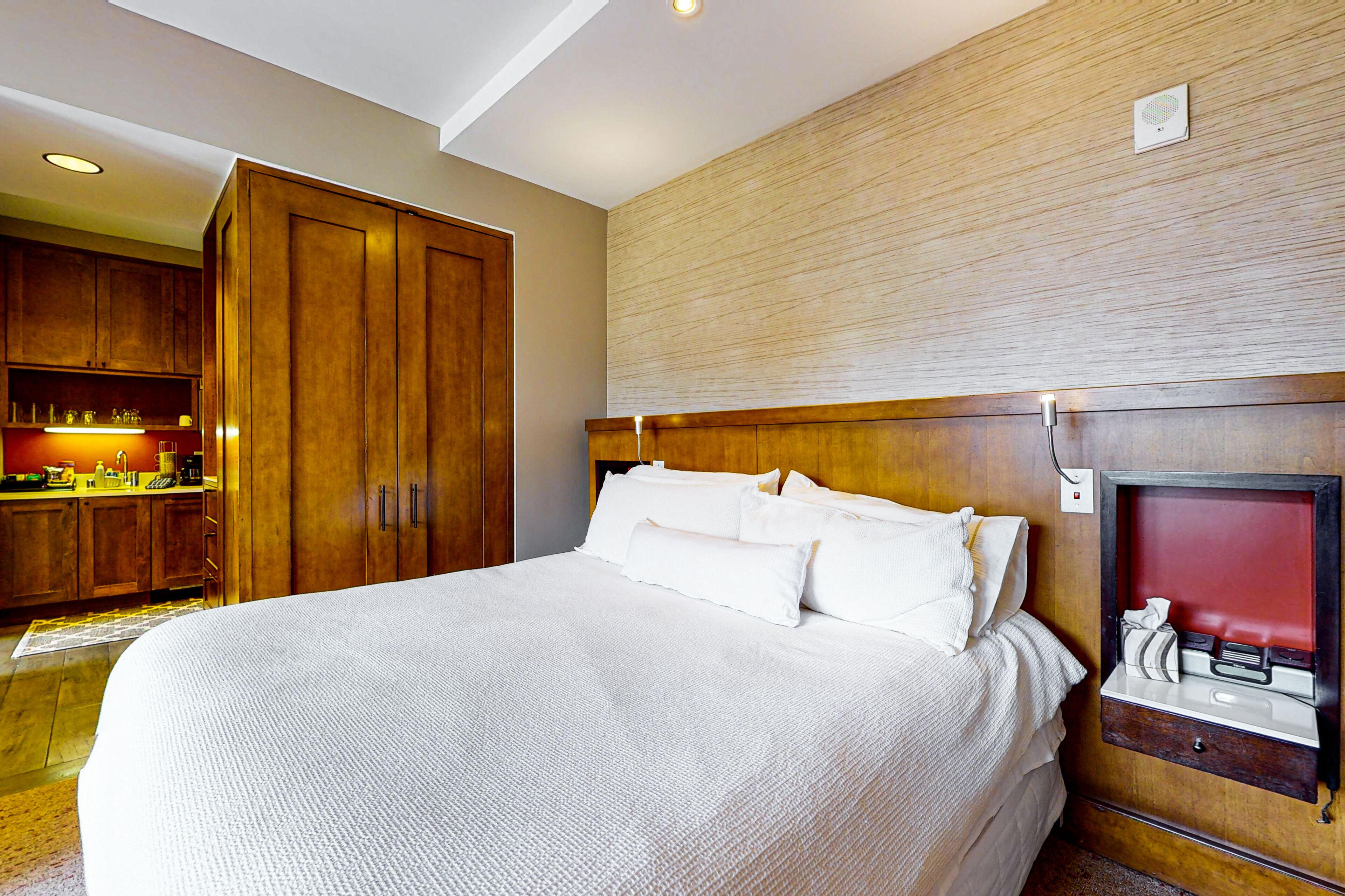 Dog-friendly ski-in/ski-out suite with a kitchenette, pools, hot tub, & gym