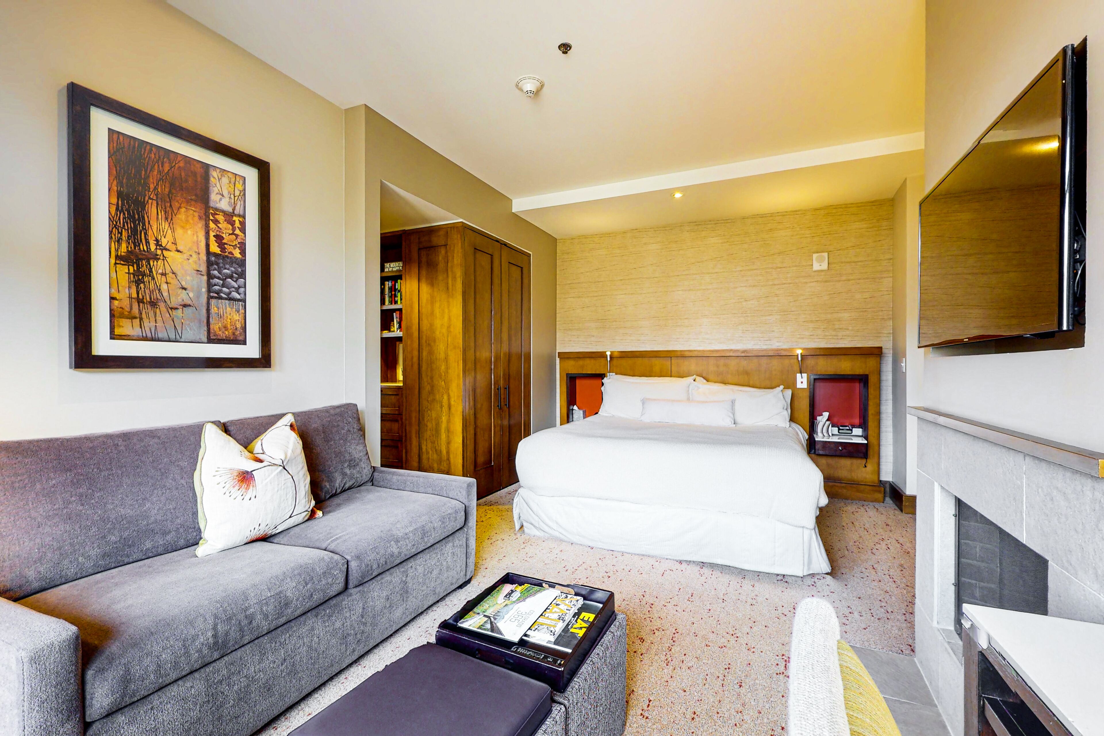 Dog-friendly ski-in/ski-out suite with a kitchenette, pools, hot tub, & gym