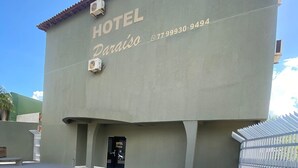 Um edifício com uma placa que diz