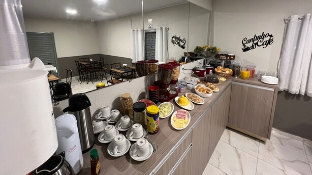 Um buffet de café da manhã com diversos alimentos e utensílios.