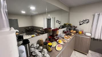 Café da manhã com buffet grátis todos os dias