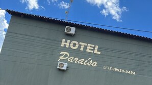 Um edifício com uma placa que diz