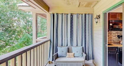 Inviting studio with pool, tennis, hot tub, kitchenette, & private sunny balcony