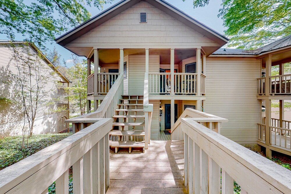 Inviting studio with pool, tennis, hot tub, kitchenette, & balcony