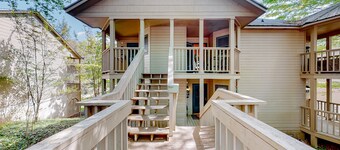 Inviting studio with pool, tennis, hot tub, kitchenette, & private sunny balcony