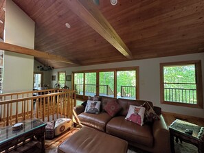 Smart TV, chimenea, futbolito y libros 