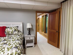 6 bedrooms, desk, iron/ironing board, free WiFi