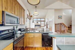 Fridge, microwave, oven, stovetop - Ski-in/out condo with amazing views, washer/dryer, fireplace, & hot tub (Granby)