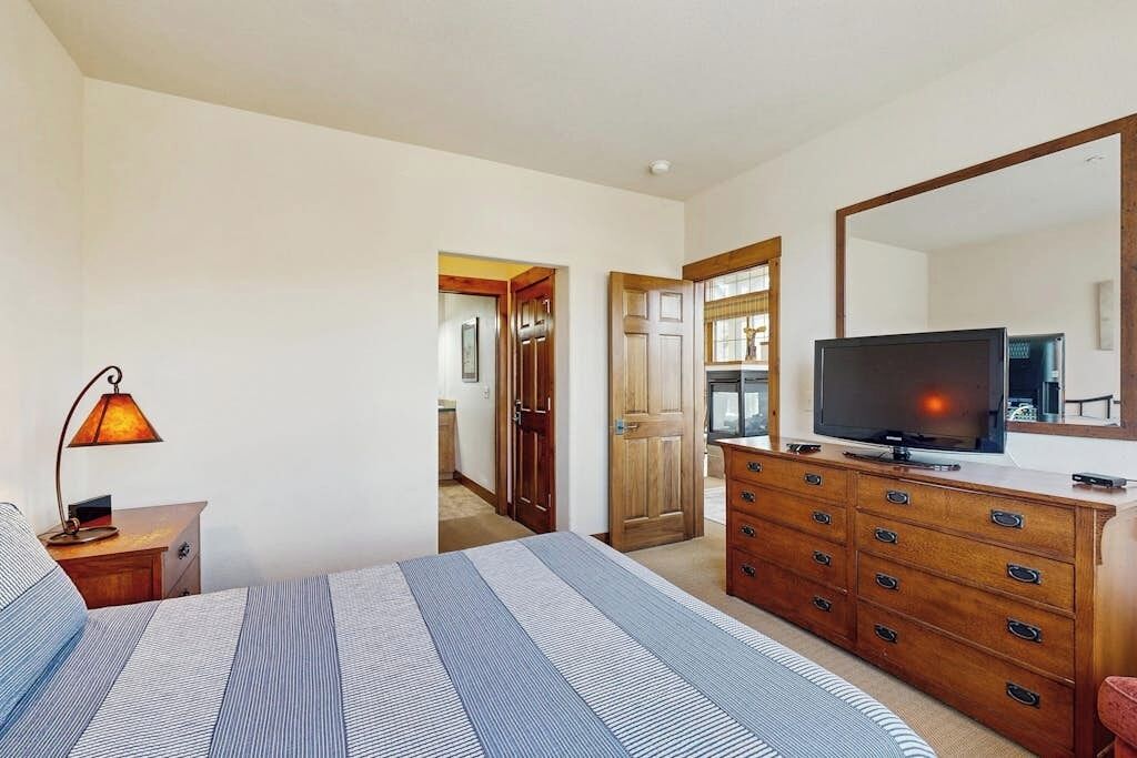 2 bedrooms, internet, bed sheets