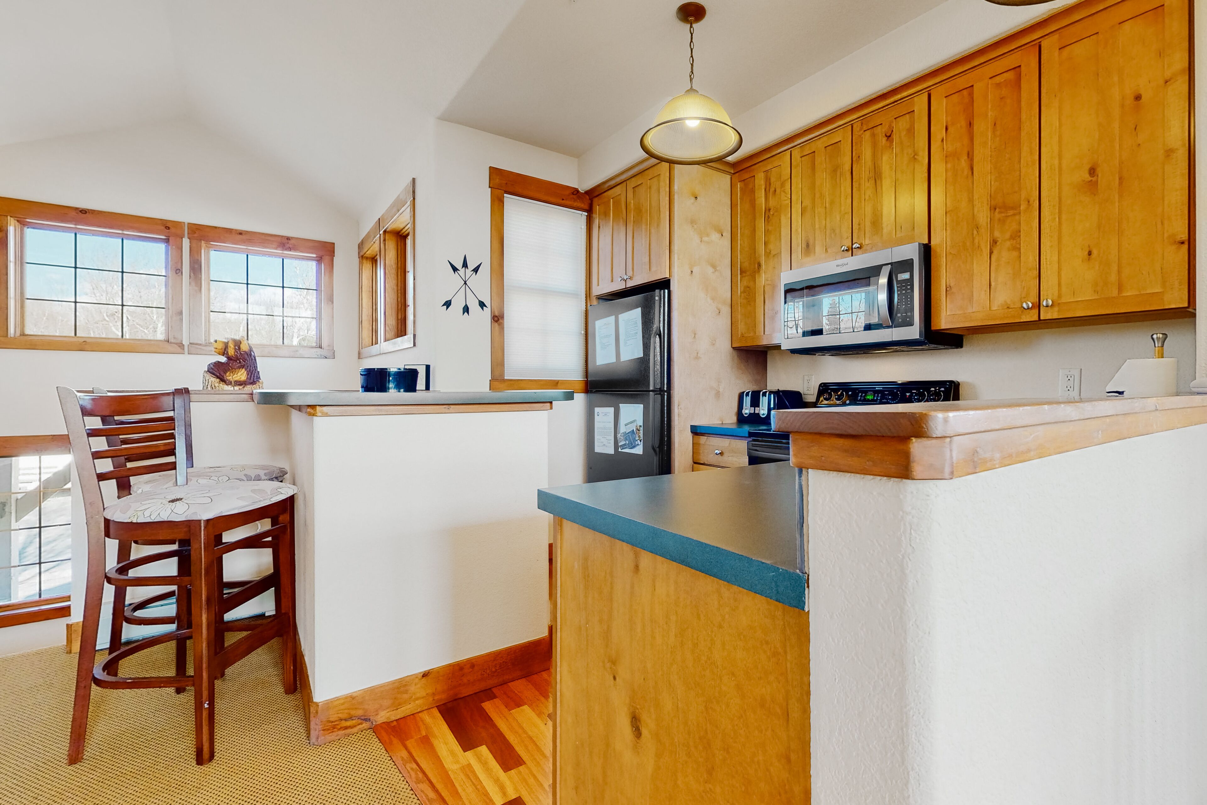 Sunlit condo with mountain views, washer/dryer, fireplace, & hot tub access