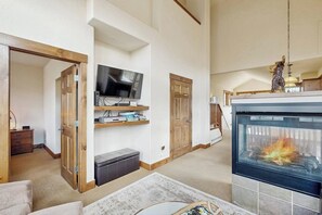 TV, fireplace, DVD player, books - Ski-in/out condo with amazing views, washer/dryer, fireplace, & hot tub (Granby)