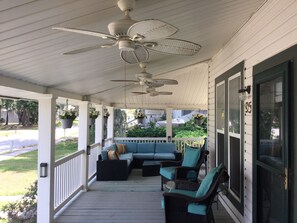Terrace/patio - The Rose on Lakeside 
Mount Dora-Umatilla
4 Bedrooms 
2 1/2 bathrooms 
Sleeps 10 (Umatilla)