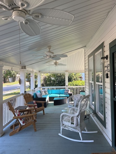 The Rose on Lakeside 
Mount Dora-Umatilla
4 Bedrooms 
2 1/2 bathrooms 
Sleeps 10