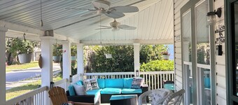 The Rose on Lakeside
Mount Dora-Umatilla
4 Bedrooms
2 1/2 bathrooms
Sleeps 10