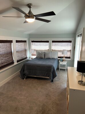 4 bedrooms, free WiFi, bed sheets, wheelchair access - The Rose on Lakeside 
Mount Dora-Umatilla
4 Bedrooms 
2 1/2 bathrooms 
Sleeps 10 (Umatilla)