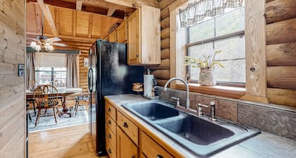 Rustic retreat with mountain views, hot tub, grill, fireplace, central AC, & W/D