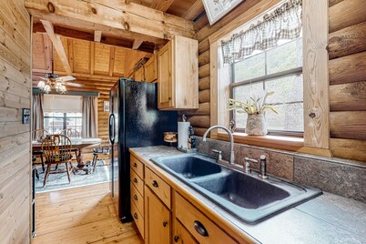 Rustic retreat with mountain views, hot tub, grill, fireplace, central AC, & W/D