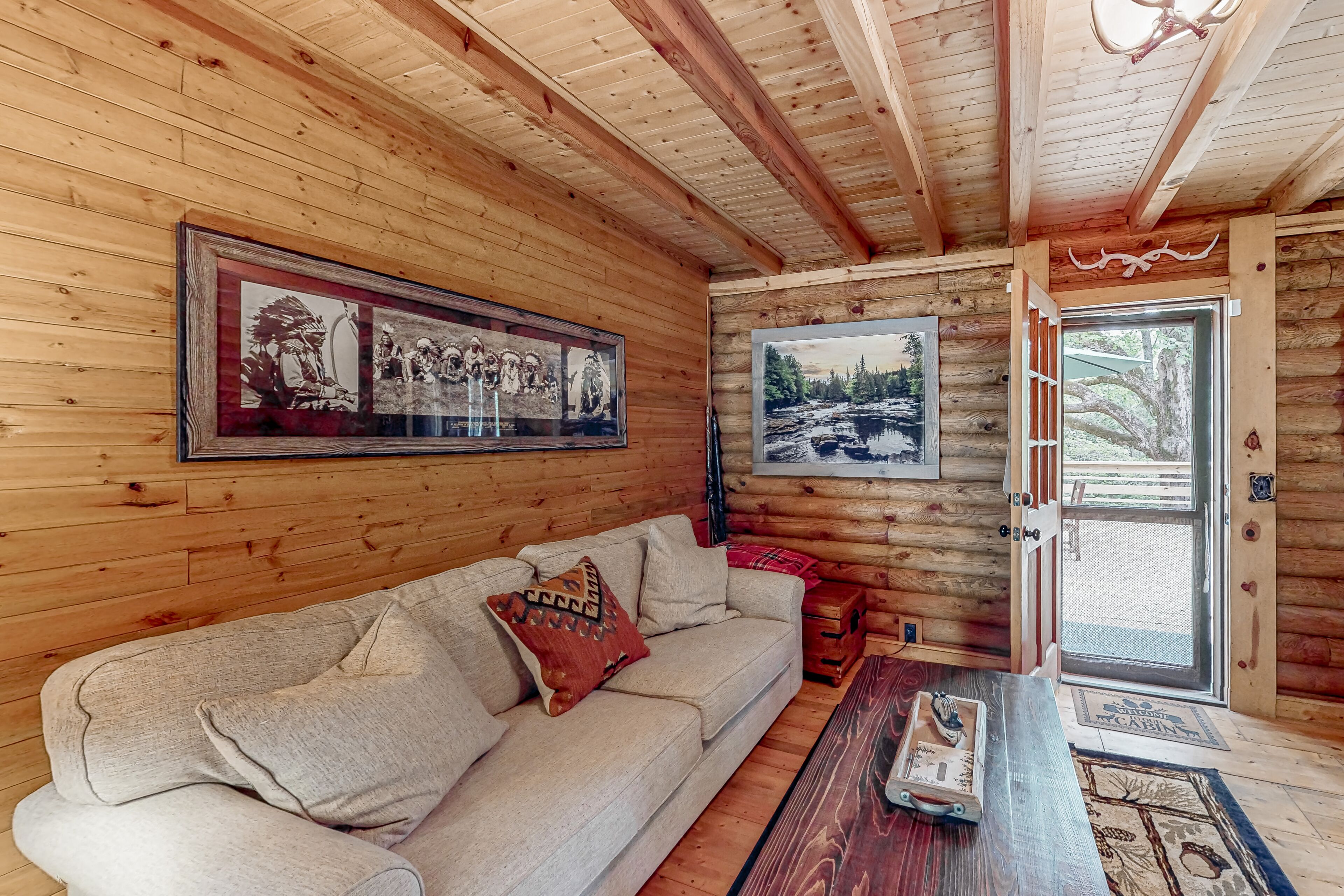 Rustic retreat with mountain views, hot tub, grill, fireplace, central AC, & W/D