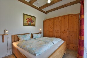 2 bedrooms, travel cot, free WiFi, bed sheets