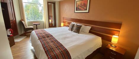 6 bedrooms, WiFi, bed sheets