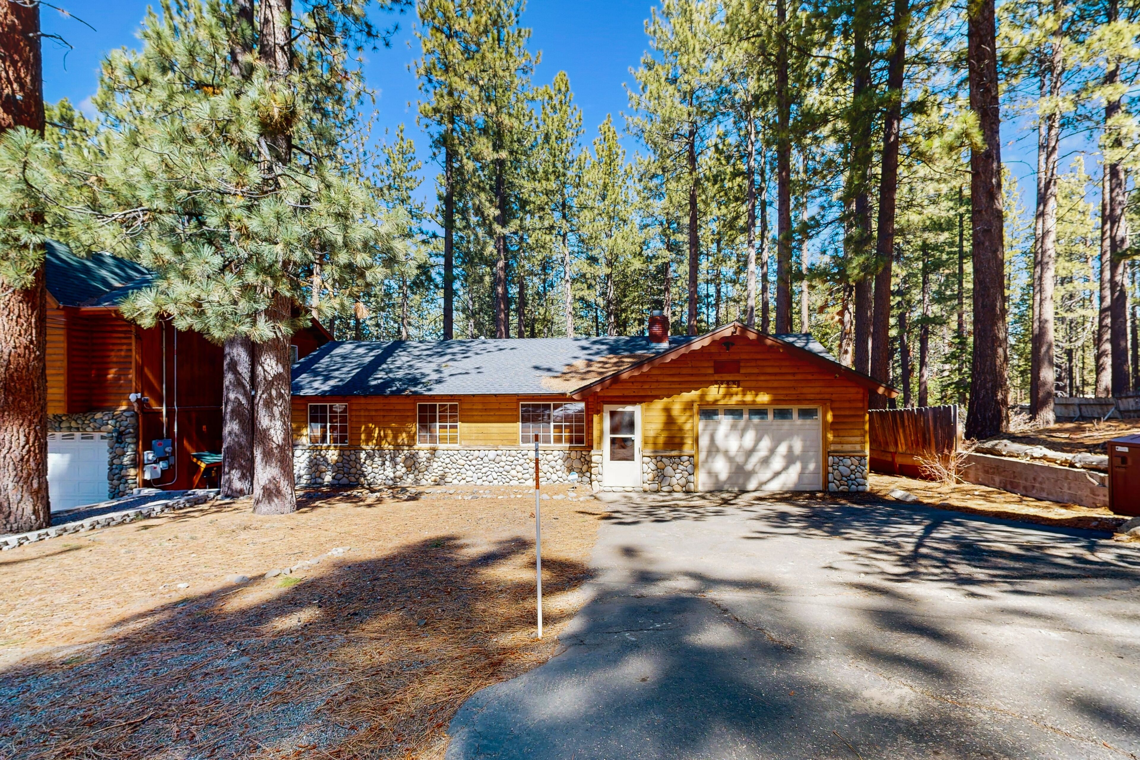 Dog-friendly log cabin near Heavenly with yard, private hot tub, & game room