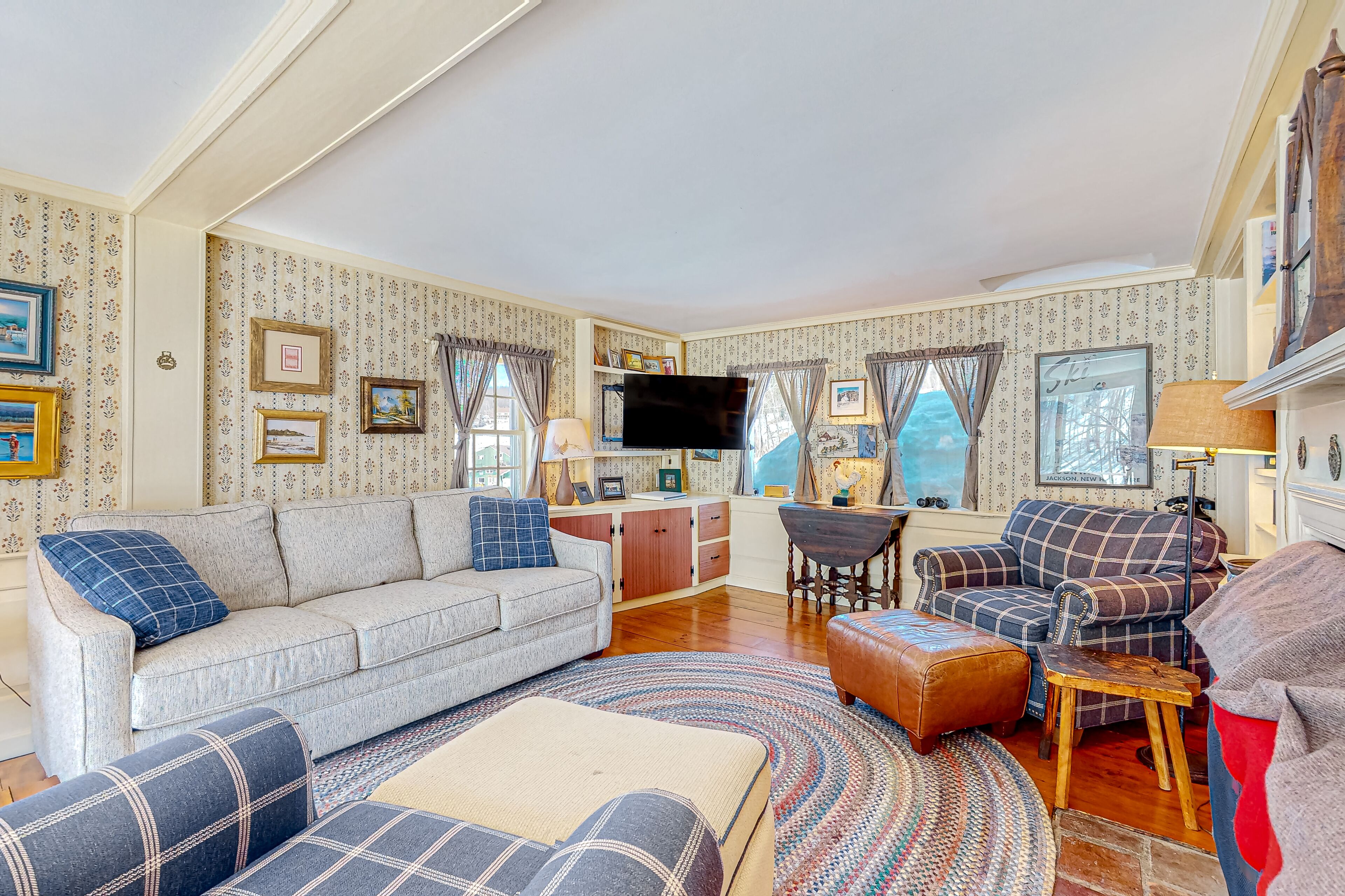 Rustic ski cabin with mountain views, board games, & W/D - walk to lifts