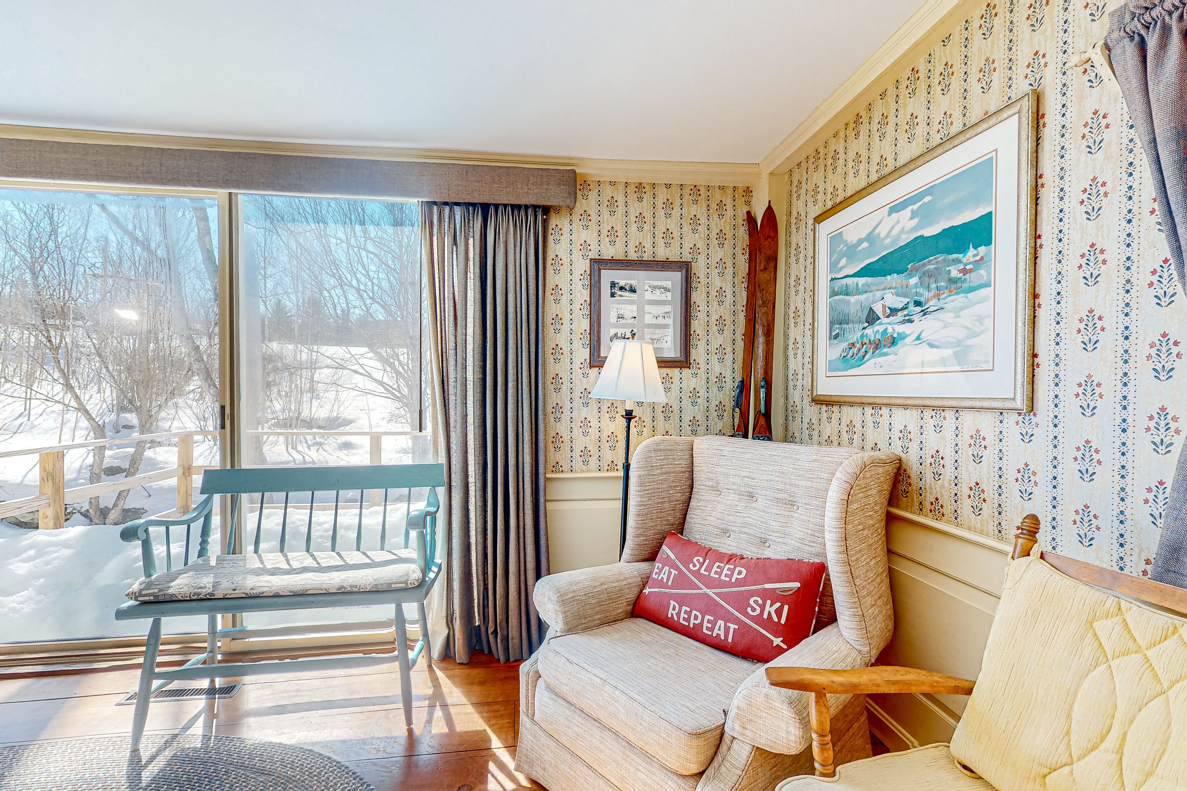 Rustic ski cabin with mountain views, board games, & W/D - walk to lifts