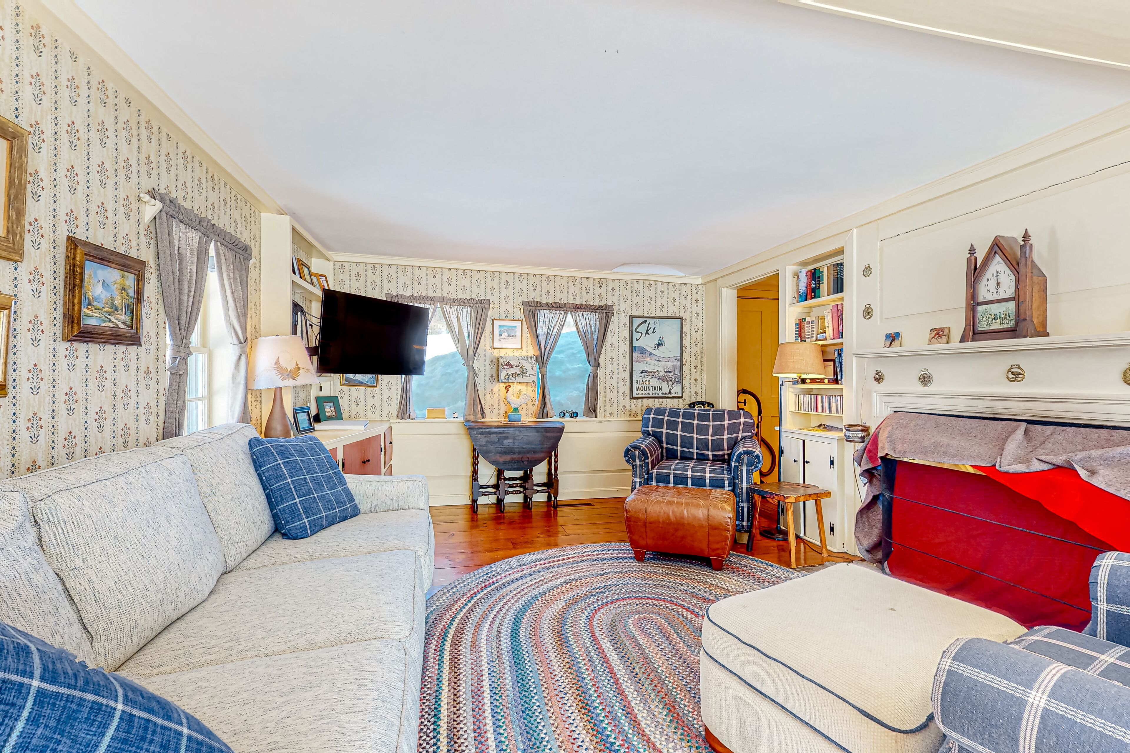 Rustic ski cabin with mountain views, board games, & W/D - walk to lifts