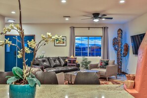 Luxe huis, meerdere slaapkamers, privézwembad, uitzicht op golfbaan | Woonruimte | Een 50-inch ledtelevisie met digitale zenders en een televisie