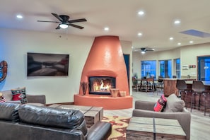 奢華獨棟房屋, 多間臥室, 私人泳池, 高球場景觀 | 起居區 | 50-吋LED 液晶電視、數位頻道、電視、壁爐