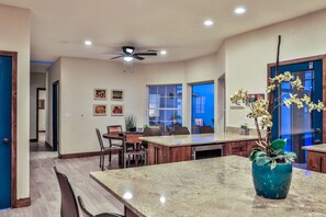 Casa superluxo, vários quartos, piscina particular, vista para o campo de golfe | Área de estar | TV LED 50 polegadas com canais digitais, TV, lareira