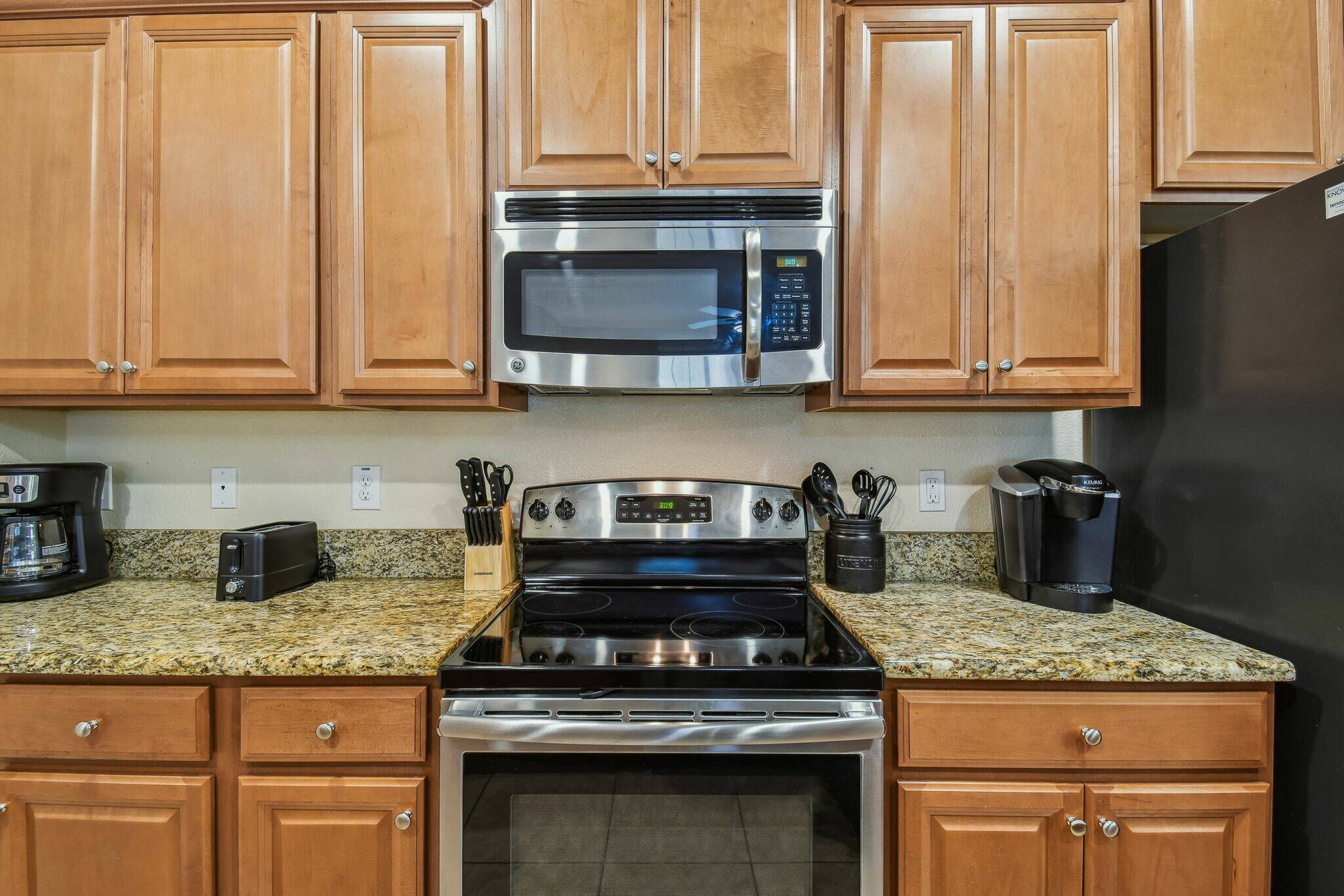 Fridge, microwave, stovetop, dishwasher