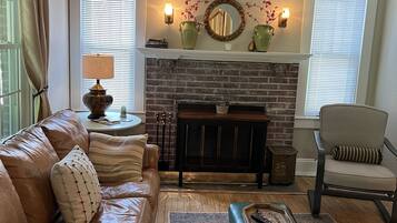 Una Smart TV, una chimenea, un reproductor estéreo