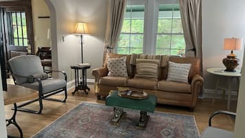 Una Smart TV, una chimenea, un reproductor estéreo