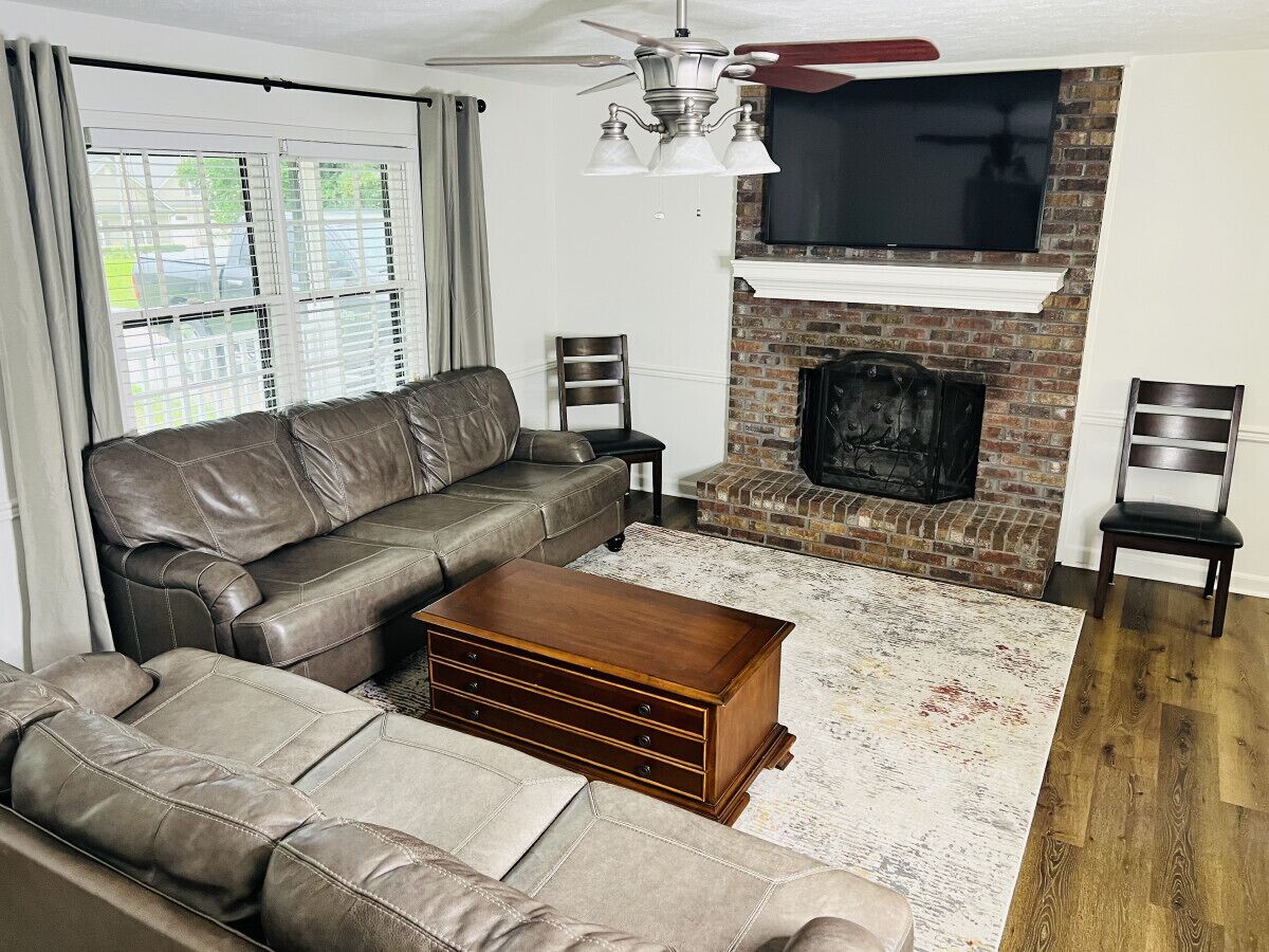 Sleeps 8, Lake Lanier Hidden Gem, Miles from Mall of Georgia