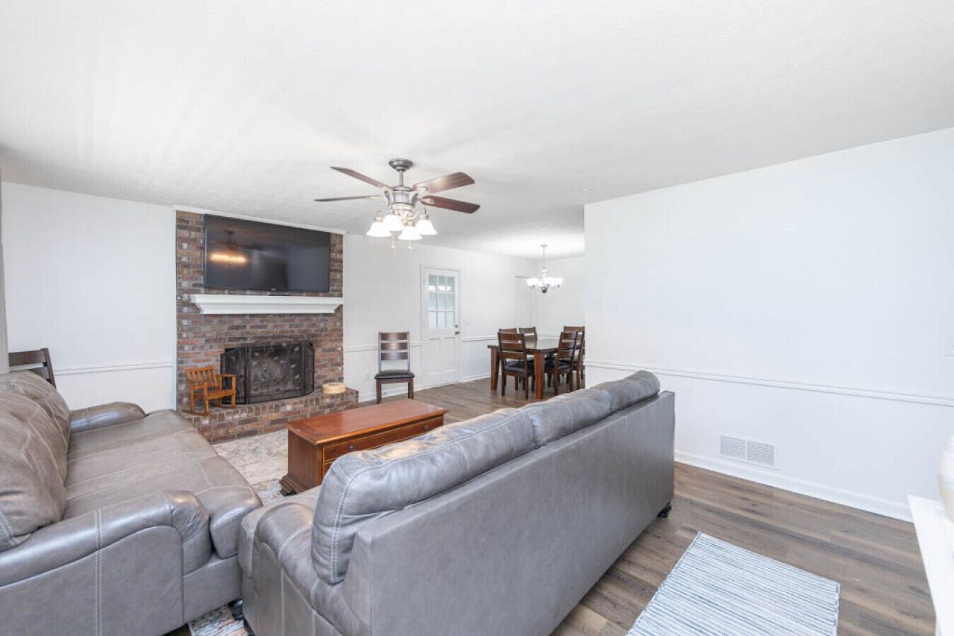 Sleeps 8, Lake Lanier Hidden Gem, Miles from Mall of Georgia