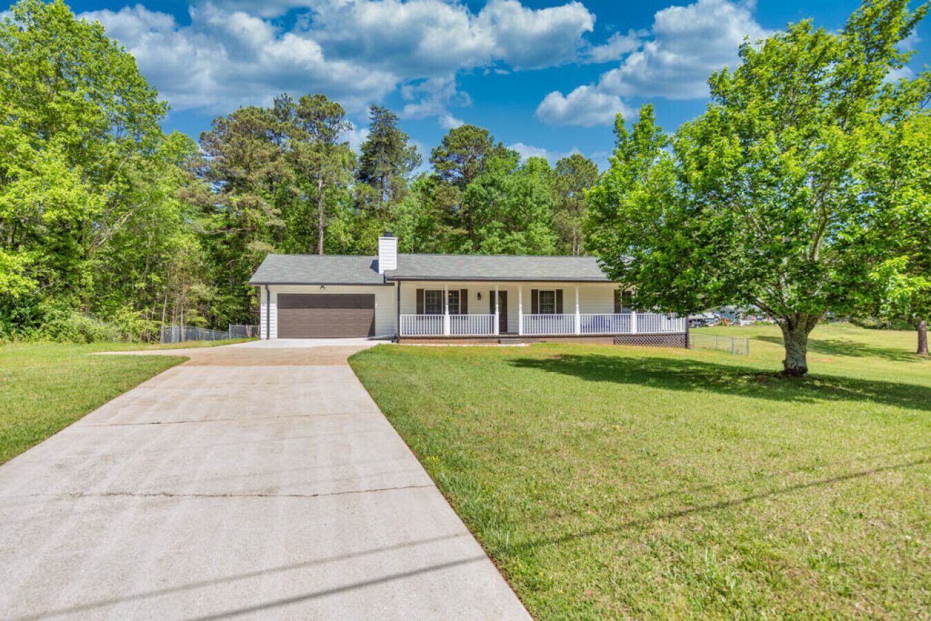 Sleeps 8, Lake Lanier Hidden Gem, Miles from Mall of Georgia