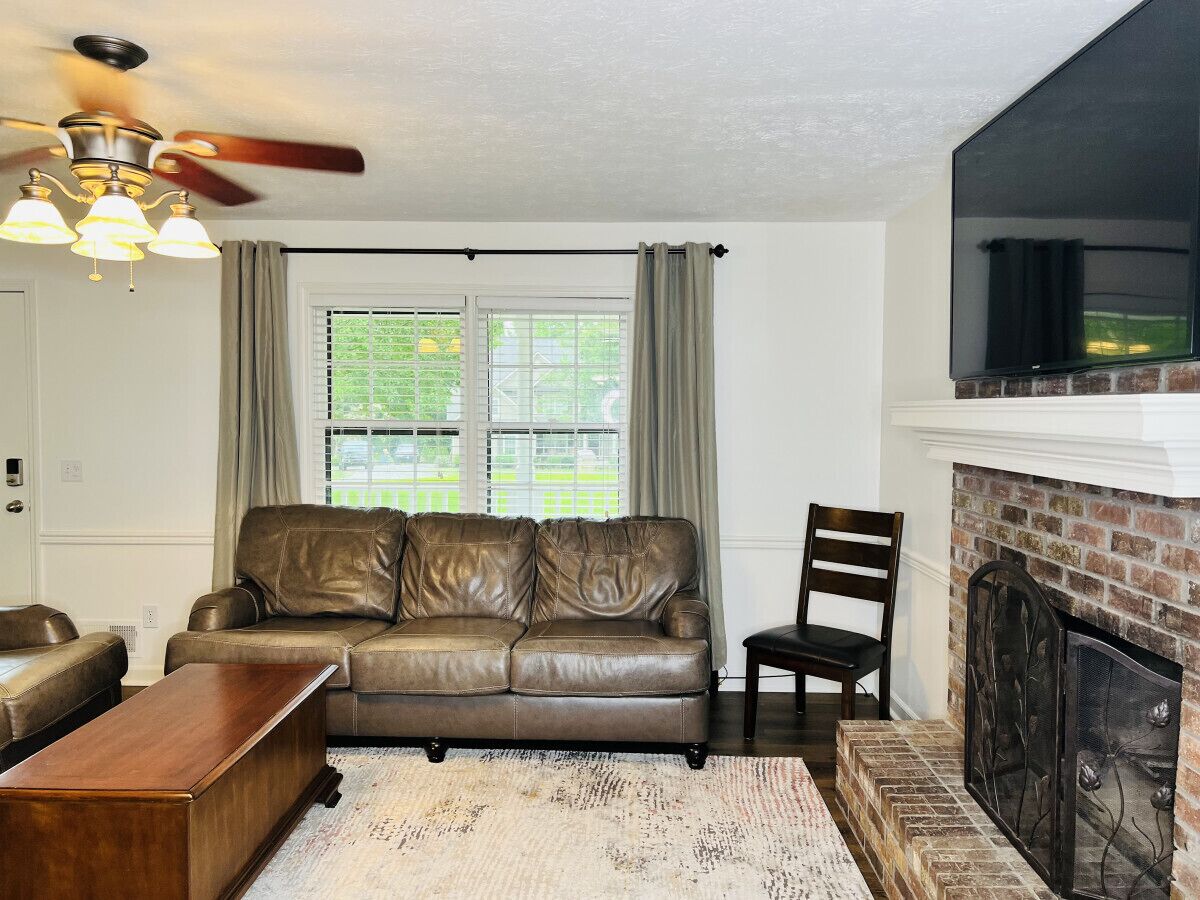 Sleeps 8, Lake Lanier Hidden Gem, Miles from Mall of Georgia