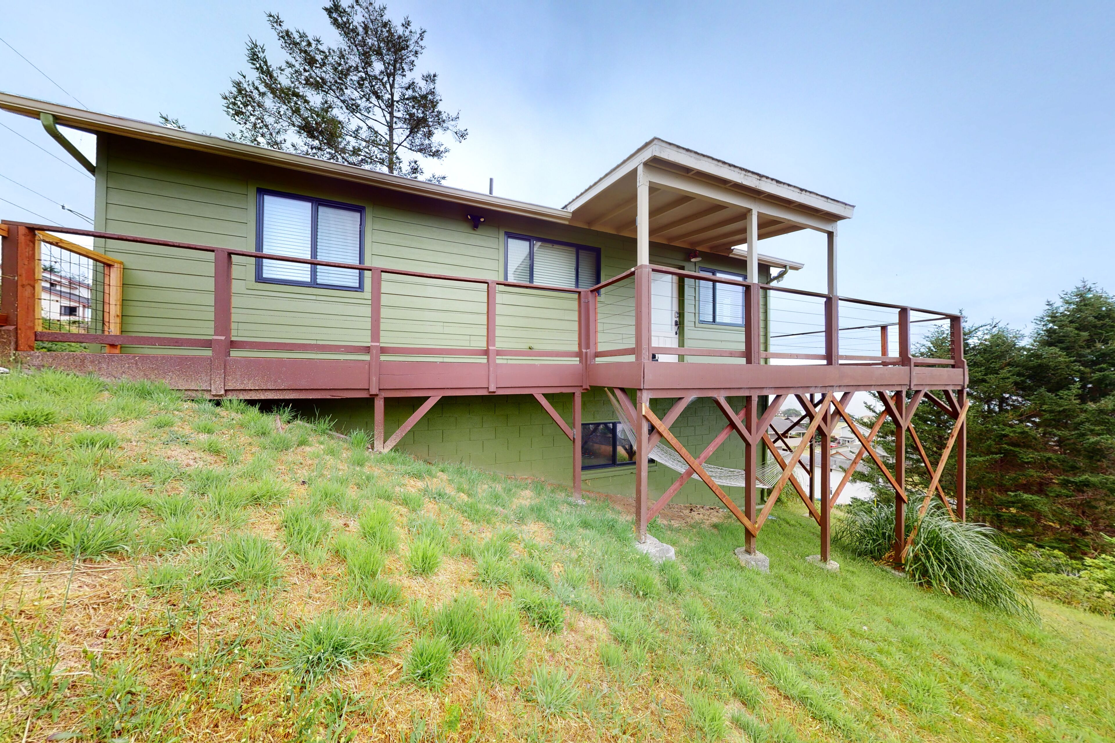 Quiet home overlooking the ocean with large deck, hammock, & sunset views