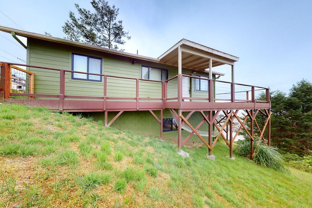 Quiet home overlooking the ocean with large deck, hammock, & sunset views