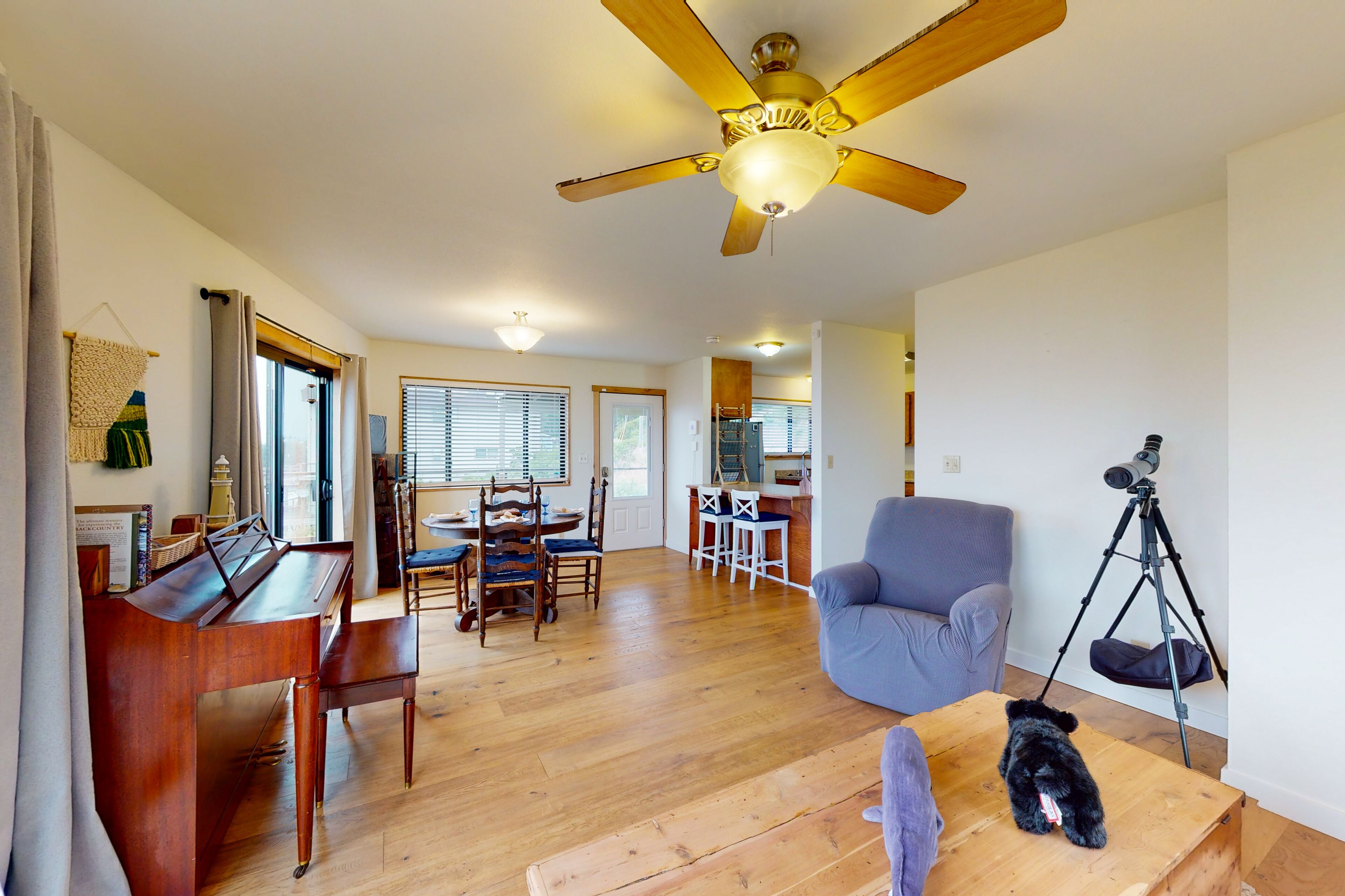 Quiet home overlooking the ocean with large deck, hammock, & sunset views