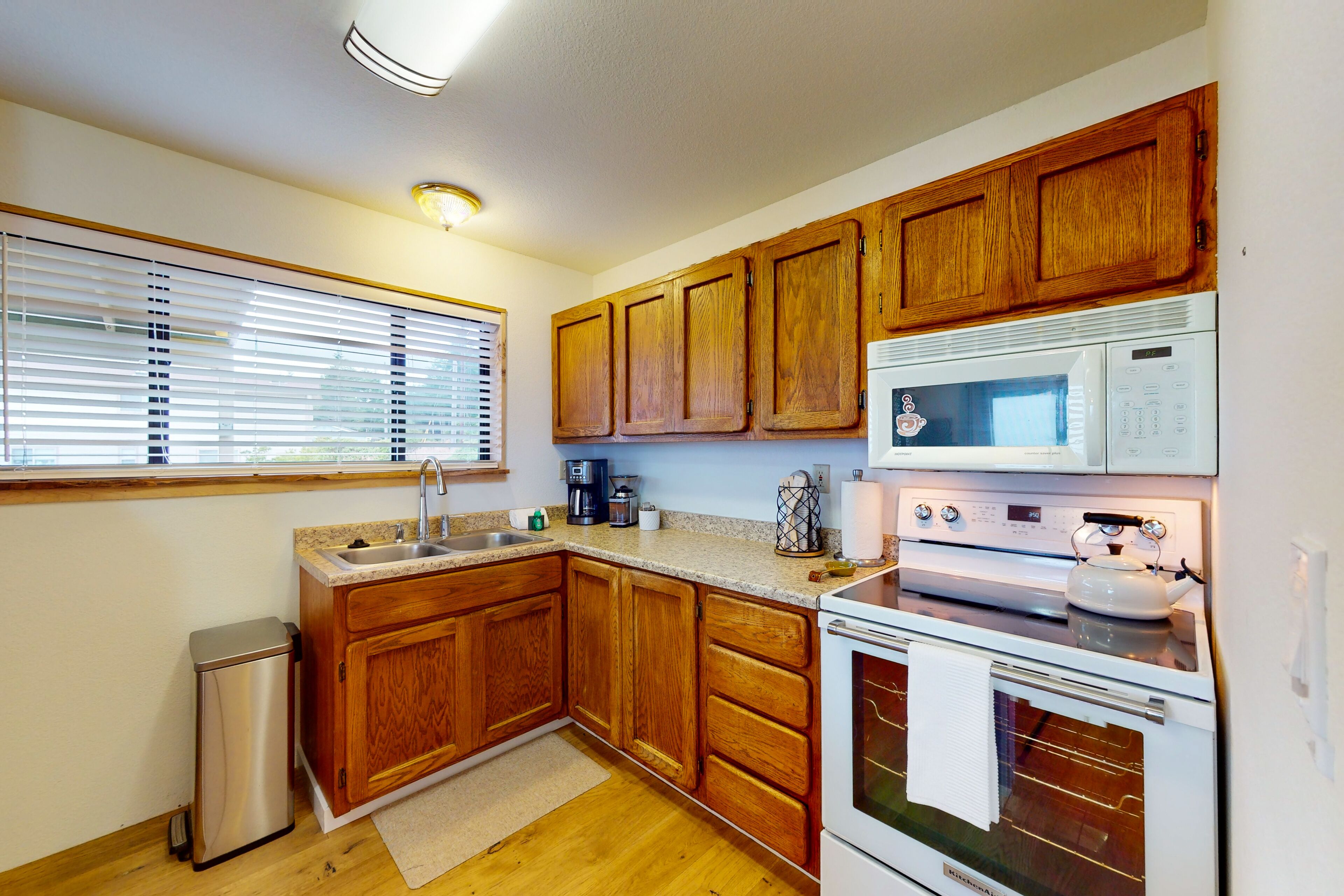 Quiet home overlooking the ocean with large deck, hammock, & sunset views