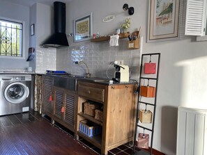 Kjøleskap, mikrobølgeovn, kaffetrakter/tekoker og brødrister