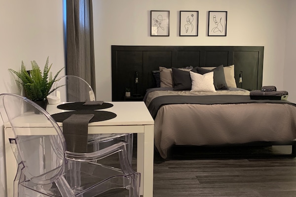 1 habitación, tabla de planchar con plancha y cuna de viaje