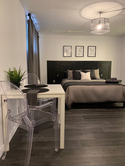 Cozy Suburban Retreat • Free Parking • Close to Montreal DownTown