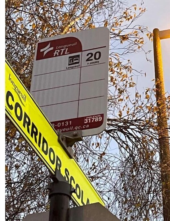 A sign with the Longueuil logo and a 20-day rental notice.
