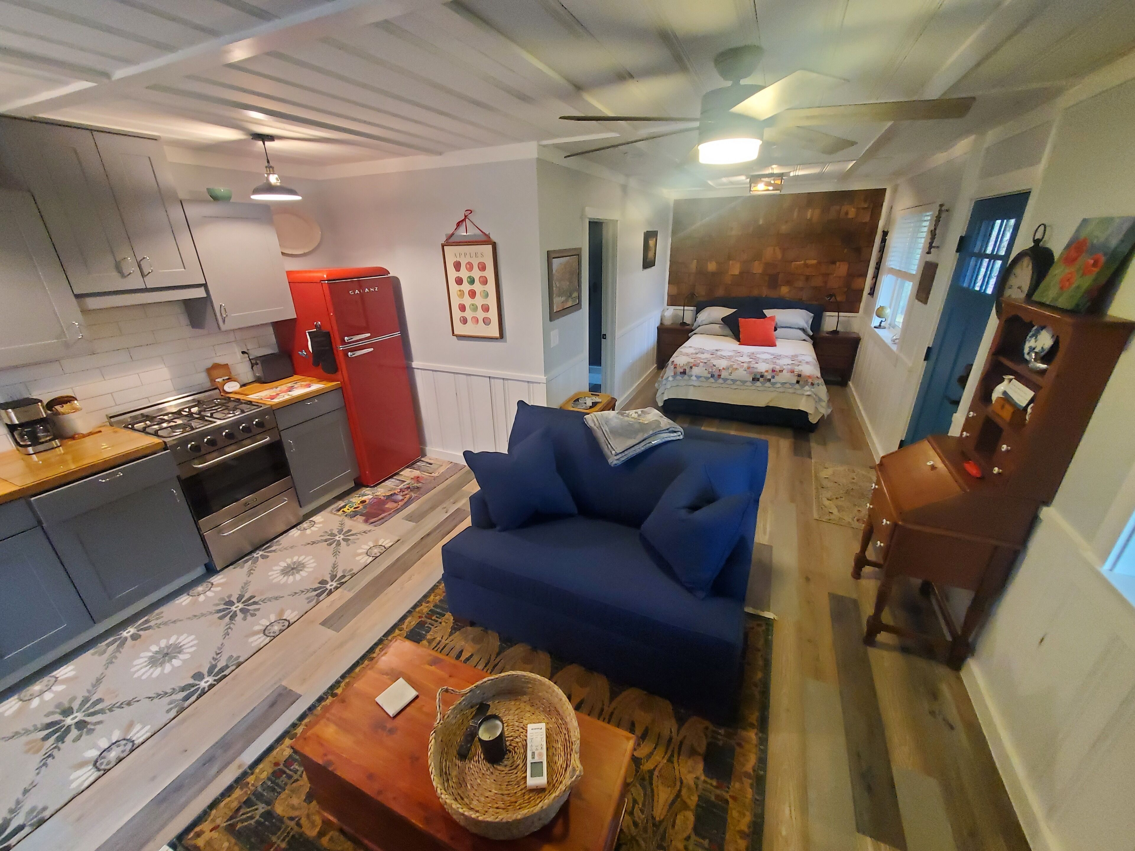 Le Chalet: SFH Quiet cottage: mountain views in town, hi speed wi-fi, private