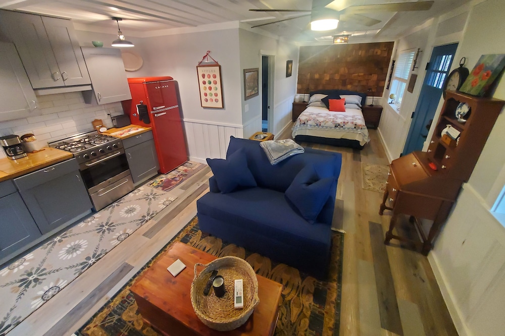 Le Chalet: SFH Quiet cottage: mountain views in town, hi speed wi-fi, private